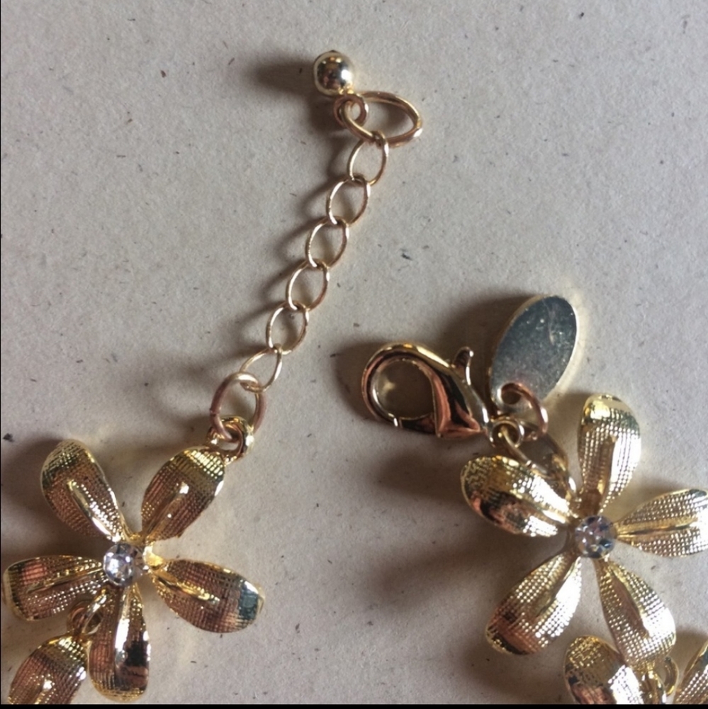 Daisy Gold Tone Rhinestone Bracelet - Picture 7 of 7